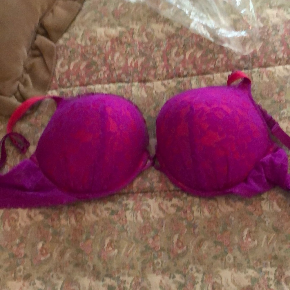BRAND NEW VICTORIA SECRET BRA 36DD. So pretty